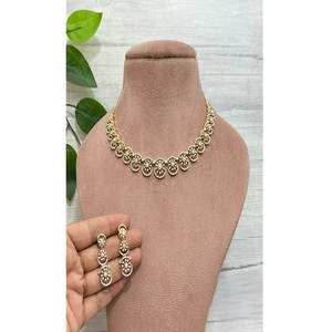 ชุดสร้อยคอพร้อมต่างหูประดับเพชรซีกอนสีขาวคุณภาพพรีเมียม ดีไซน์สวยงาม เหมาะสำหรับเป็นของขวัญงานแต่งงาน งานเลี้ยง และเครื่องประดับแฟชั่นสำหรับผู้หญิง - Product Image 1