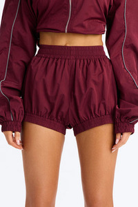 Conjunto Deportivo de Dos Piezas para Mujer: Chaqueta Corta Color Borgoña y Pantalones Cortos Deportivos de Cintura Alta con Ribete Reflectante - Product Image 5