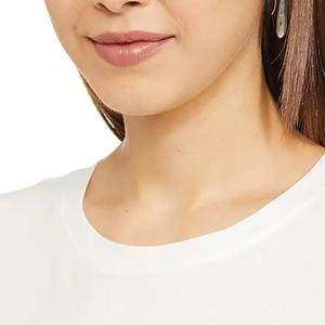 T-shirts pour femmes de qualité supérieure, coupe ajustée, en coton doux, sur mesure, pour un style décontracté et élégant. - Product Image 3