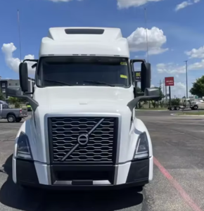 Camions-couchettes d'occasion propres, 3 mois d'utilisation, abordables, modèles 2021, 2022, 2023 Volvo VNL64T740 - Product Image 3