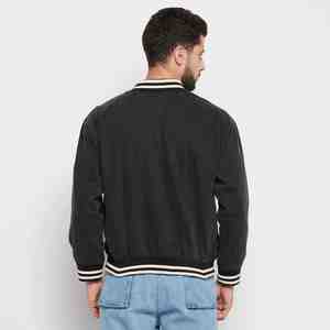 แจ็คเก็ตยีนส์วาร์ซิตี้แบบขายส่งพร้อมโลโก้สั่งทำสำหรับผู้ชาย ปิดด้วยกระดุม มีกระเป๋า เหมาะสำหรับฤดูหนาว แจ็คเก็ตเบสบอลบอมเบอร์สำหรับผู้ชายสำหรับกิจกรรมกลางแจ้ง - Product Image 2