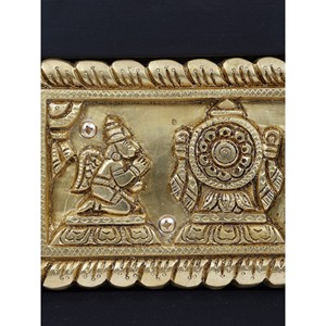 Elegante colgante de pared de símbolos Vaishnava de latón de 14 "con marco de madera de Garuda y Hanuman para una exhibición distinguida - Product Image 1
