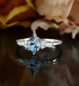Bague de fiançailles en argent sterling 925 plaqué or avec alexandrite taille cerf-volant, pierre précieuse à changement de couleur, bijou de mariage unique, cadeau pour elle - Product Image 4