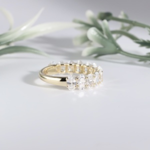 Anillo de compromiso y aniversario de lujo en oro amarillo con diamante ovalado cultivado en laboratorio, brillante, con engaste de media eternidad compartida. - Product Image 4