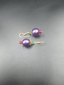 Boucles d'oreilles pendantes en laiton plaqué or avec perle d'imitation violette et perles rouges et vertes pour femme, bijoux vintage pour soirée - Product Image 4
