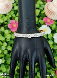 Bracelets de luxe plaqués or pour invitées de mariage – Manchette élégante et festive pour femmes – Accessoire de mode affirmé Kada - Product Image 2