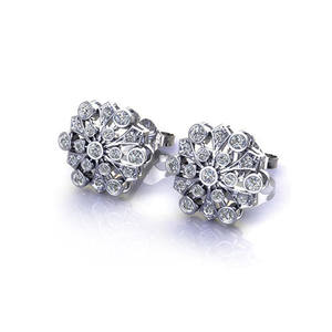 Boucles d'oreilles clous en or 10K avec diamants de laboratoire sertis en forme de fleur - Product Image 2