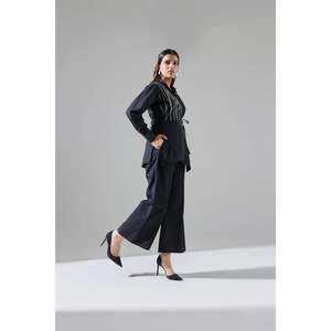 Ensemble coordonné noir pour femmes, haut asymétrique à manches longues et pantalon droit, élégant pour le bureau ou les soirées - Product Image 3