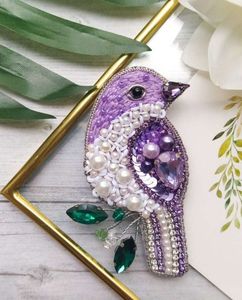 Broche brodée à la main avec perles, art élégant et portable pour vestes, foulards et chapeaux, broche de luxe avec broderie de perles - Product Image 1