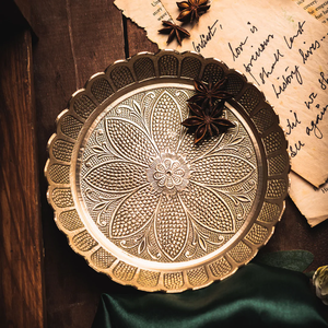 Service de table traditionnel de luxe en aluminium |   Assiettes et bols gravés à la main avec motifs floraux, portables et résistants au four - Product Image 4