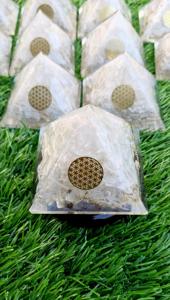Vente en gros de pyramides d'orgone en sélénite pour l'alignement des chakras et la thérapie Reiki, disponibles à prix de gros - Product Image 3