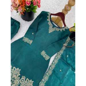 Ensemble haut-bas et dupatta en satin pour soirée, avec manches trois-quarts et broderies de sequins - Product Image 5