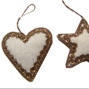 Hermoso Adorno Navideño Colgante con Bordado Zari Hecho a Mano en Forma de Corazón, Flor Zari del Fabricante y Proveedor de Confianza - Product Image 1
