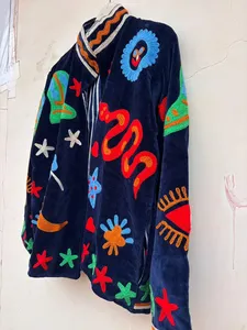 Blouson en velours Suzani bohème, brodé à la main, motif floral, mode artisanale, écologique, durable, unique - Product Image 3