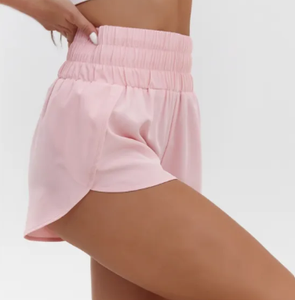 Shorts de yoga taille mi-haute pour femmes, effet push-up, respirants, séchage rapide, en nylon/spandex, pour l'été, pantalon de sport uni, vente chaude, OEM - Product Image 4
