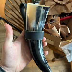 Corne à boire artisanale de style Viking pour le mead et l'ale, idéale pour les fêtes de Noël et les moments festifs - Product Image 1
