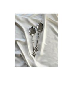 Élégant service à salade en métal à long manche pour servir de grands bols et présenter lors de banquets - Product Image 1