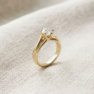 Anillo de compromiso clásico de oro de 18 quilates con diamante de talla brillante, certificado IGI, de cuatro garras, con nudo retorcido, para boda, aniversario o fiesta. - Product Image 4