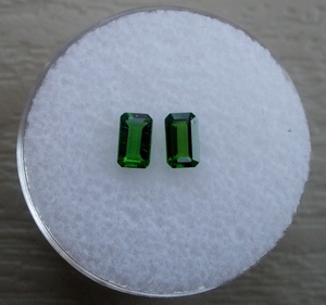 Par de Gemas Sueltas Facetadas de Diopsido Verde Esmeralda 5x3mm - Product Image 1