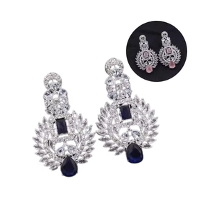 Boucles d'oreilles en zircon plaqué argent avec pierres bleues, design floral classique, parfaits pour les mariages et les ensembles de bijoux de mariage pour femmes - Product Image 1