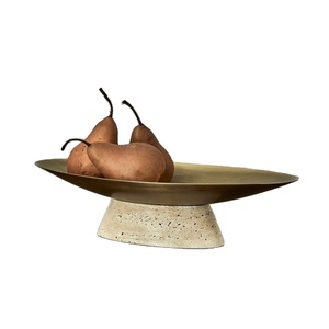 Frutero Decorativo de Metal Pulido con Base de Piedra de Travertino Sólido para Decoración de Mesa Central, Interiores de Hogar de Lujo - Product Image 1