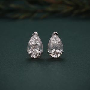 Elegantes pendientes solitarios con diamantes cultivados en laboratorio en forma de pera, en oro rosa, con un atractivo refinado para la moda nupcial y regalos significativos. - Product Image 1