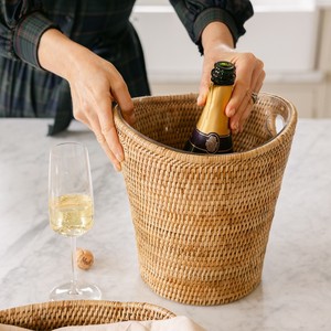 Cesta enfriadora de bebidas de ratán con diseño personalizado, hecha a mano, para botellas de vino. - Product Image 4