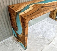 Table console rectangulaire TIMELESS CRAFT en époxy Cascade de Canyon Azure, bord brut en bois d'olivier, faite à la main, durable, écologique, de luxe