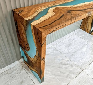 Mesa Consola de Resina Epoxi TIMELESS CRAFT Azure Canyon Waterfall, Madera de Olivo con Borde Natural, Hecha a Mano, Ecológica, de Lujo - Product Image 3