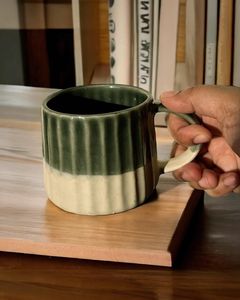 Taza de cerámica hecha a mano con diseño Wabi-Sabi a rayas verde y crema, acabado mate, para uso doméstico. - Product Image 1