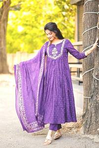 Conjunto de Top y Pantalón Bordado de Algodón Puro para Mujer KF 3113 con Dupatta Estampada Chanderi Completa, Ropa Tradicional Étnica para Fiestas - Product Image 4