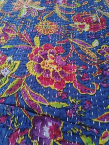 Cubrecama Moderno Bohemio con Estampado Floral de Aves, Colcha de Algodón con Parches, Color Blanco y Azul, para Hogar u Hotel, Hecho a Mano en India, Estilo Kantha - Product Image 2