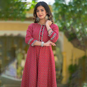 Kurta Anarkali de Algodón Color Granate con Estampado Floral para Mujer, Cuello Redondo, Mangas Tres Cuartos, Diseñada para Uso Casual Étnico Global - Product Image 5