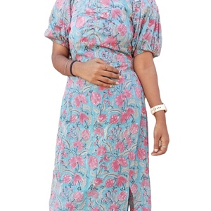 Adoptez l'élégance sans effort avec cette superbe robe maxi à imprimé floral, parfaite pour les journées d'été offrant confort et style. - Product Image 2
