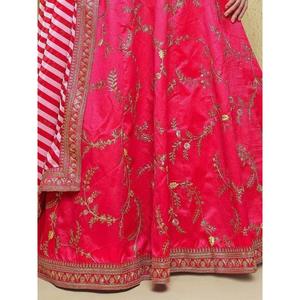 Charmante tenue de mariage en soie brodée rose Lehenga Choli - Product Image 2