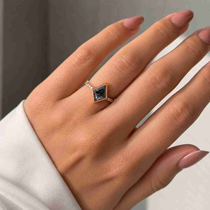 แหวนหมั้นเพชรทรงปรินเซสคัท แฟนซี วิวิด ชุบทอง 14K เพชรเลี้ยงในห้องปฏิบัติการ รับรองโดย IGI สำหรับผู้หญิง - Product Image 5