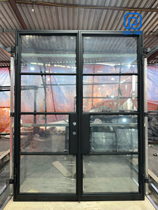 Puerta de Entrada Doble Moderna de Hierro con 4 Paneles de Vidrio, Construcción de Acero Personalizada de Primera Calidad, Diseño Elegante, Uso en Exteriores, Hecho en Vietnam - Product Image 3