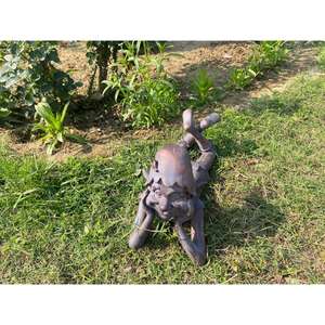 Estatua de duendecillo recostado de bronce hecha a mano, tamaño real, para decoración de jardín y eventos. - Product Image 1