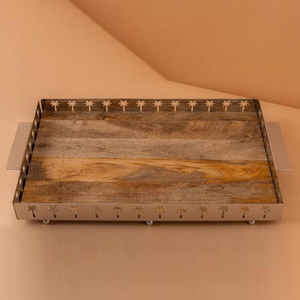 Bandeja rectangular de madera con bordes metálicos plateados con diseño de palmera y patas de bola, perfecta para decoración tropical del hogar y para servir. - Product Image 3