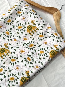 Tissu 100% coton imprimé à la main, motif floral blanc camel Sanganeri, tissu indien fait main pour confection de robes, vendu au mètre, Jaipur - Product Image 1