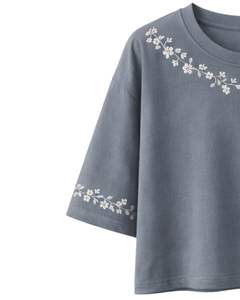 เสื้อยืดครอปสีน้ำเงินสเลทสำหรับผู้หญิง ปักลายดอกไม้ แขนสั้น สไตล์ลำลอง แฟชั่น ผ้าคอตตอนผสม เนื้อนุ่ม เสื้อผู้หญิงสำหรับฤดูร้อน ขายส่ง - Product Image 4