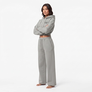 Conjunto de dos piezas de ropa casual de alta calidad para mujer al por mayor: Top corto con cremallera completa y sudadera con hombros caídos, y pantalón jogger de pierna ancha. - Product Image 4