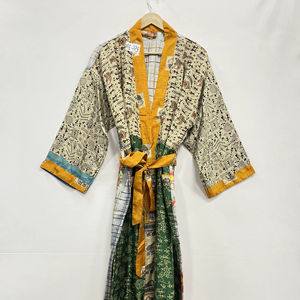 Bata nupcial ligera de seda para mujer, ropa de dormir, bata larga, estampado floral, kimono indio vintage de sari de seda reciclada - Product Image 1