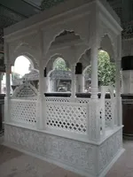 Structure de mausolée moderne islamique en marbre blanc, sculptée à la main, durable et personnalisable, à fixation au plafond