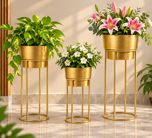 Ensemble de trois pots de fleurs en métal doré avec supports ronds en fer assortis, supports décoratifs modernes pour plantes d'intérieur et de jardin - Product Image 1