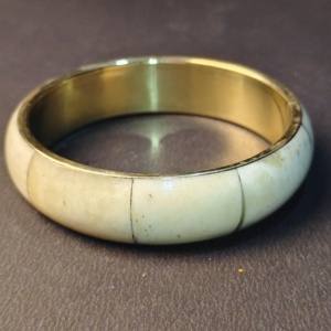 Bracelet classique en os naturel poli et lisse – Bracelet artisanal en os crème massif avec cœur en laiton – Intemporel et durable - Product Image 6