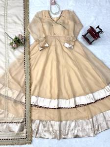 Elegante traje de tres piezas Anarkali reversible de diseñador para mujer, con organza Tabby, seda romana, encaje Gotta Patti y trabajo manual original con efecto espejo. - Product Image 4