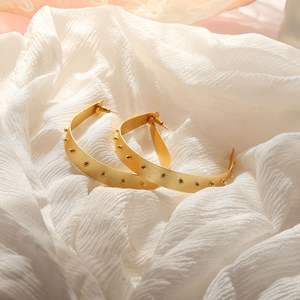 Pendientes de Aro Geométricos de Latón Chapado en Oro Mate Hechos a Mano, Modernos con Incrustaciones en Forma de Lágrima para Mujer - Product Image 1