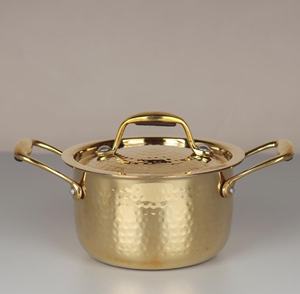 Elegante recipiente de latón dorado con un exquisito acabado texturizado y tapa de borde plano para cenas reales. Disponible a precio de mayorista. - Product Image 2