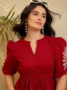 Robe midi évasée en rayonne viscose à manches bouffantes brodées de rouge avec taille élastique pour un usage quotidien - Product Image 6